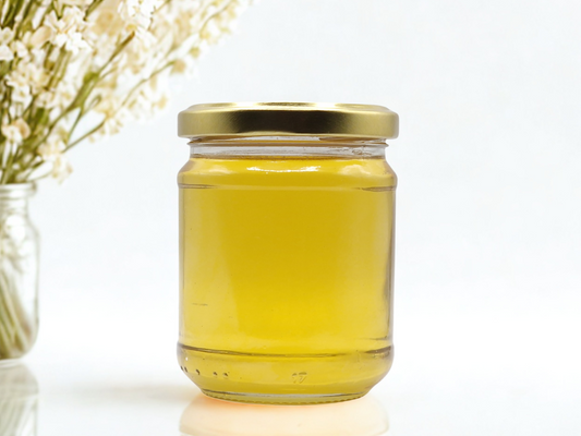 Pot de miel d'acacia clair – texture fluide, couleur dorée, visuel épuré.